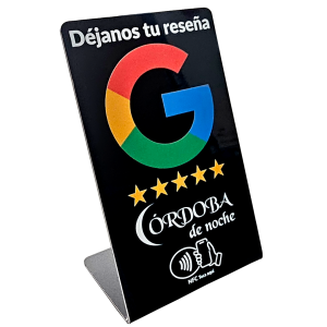Stand acrílico con NFC para reseñas de Google · Personalizado con Logo del cliente en el stand.